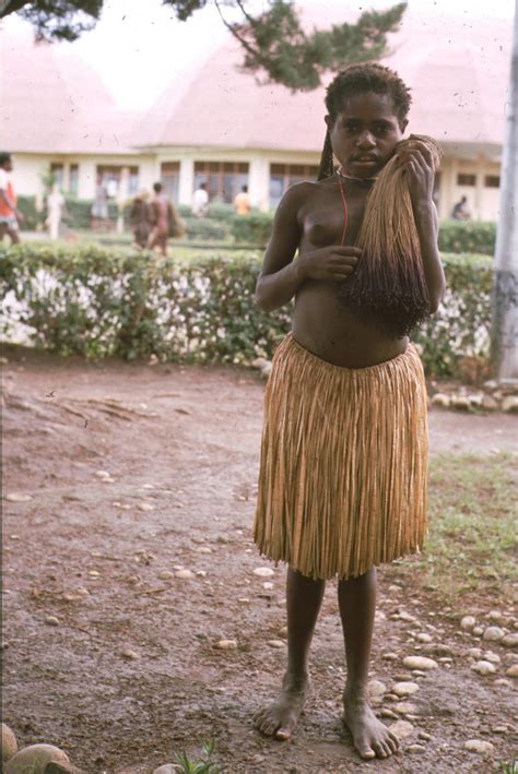 papua girl in skirt stichting papua erfgoed