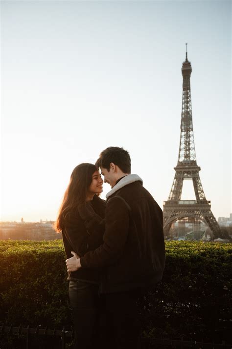 Couple In Paris By Eiffel Tower Paris Couple Eiffel Tower Paris