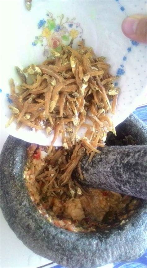 I don't need much persuasion to eat sambal ikan bilis. Pembuka Selera Sambal Tumbuk Pedas Rebung Kantan Ikan ...