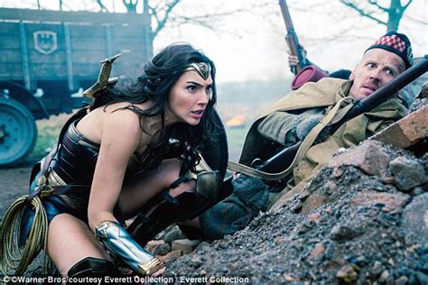 Gal Gadot Flashes Wonder Woman Legs In Spandex Leggings Daily Mail Online