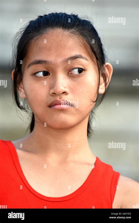 une jolie fille philippine et l apathie photo stock alamy