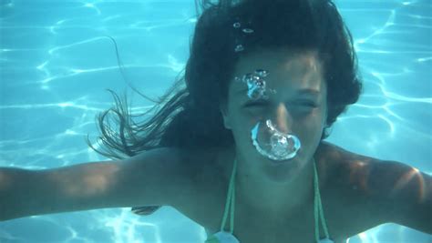 Девушка в воде с распущенными волосами 34 фото