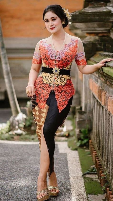 Pin By Traditional Dresses On Indonesia Traditional Dress Kebaya Gadis Berbikini Wanita Batik