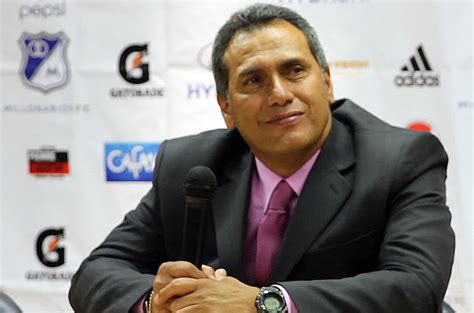 Eradicating multiple invasive species on inhabited islands: Hernán Torres: Graduación con el más veces campeón