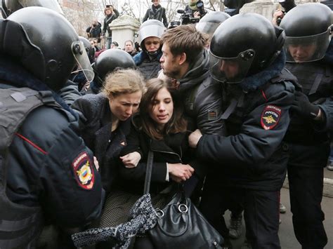 Pussy Riot Mitglieder Bei Protesten In Moskau Festgenommen Politik