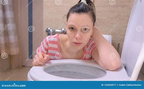Mujer Embarazada Cansada Vomita En El Baño Sentada En El Suelo En Casa Y Mirando A La Cámara