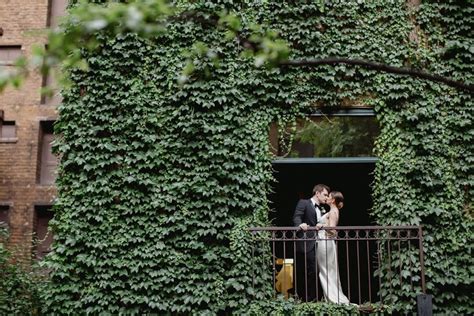 Ivy Room Chicago Wedding Bride And Groom Kissing Balcony Portraits