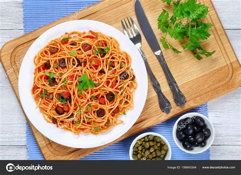 Für matt war klar 3. Spaghetti mit Kapern. Oliven, Sardellen, Tomatensauce ...