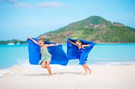 Meninas Se Divertindo Curtindo Férias Na Praia Tropical Foto Premium