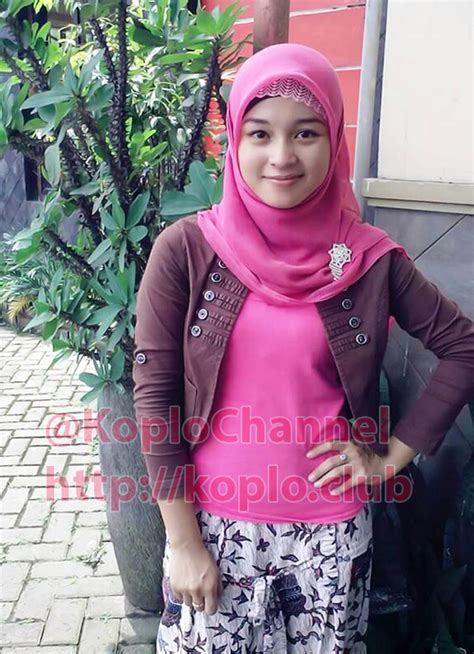 10 Hijaber Indonesia Berpose Hot Video Tante Bispak