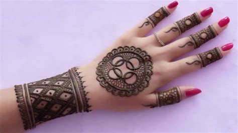 The bride applies mehendi on her feet and hands, and in many cases, the groom also applies some mehndi designs on his hands. 20 Latest Easy Gol Tikka Mehndi Designs 2019 - SheIdeas