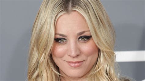 Kaley Cuoco Shows Off Her Incredible Toned Midriff Sqandal