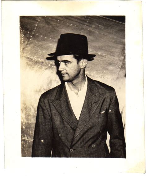 A biopic depicting the early years of legendary director and aviator howard hughes' career from the late 1920s to the mid 1940s. Pin by Liz Caplen on Howard Hughes | Howard hughes, Film ...