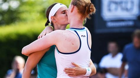 Tennis Alison Van Uytvanck And Greet Minnen Kiss After Match Yahoo Sport