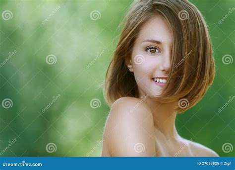 Młodej Kobiety Uśmiechnięty Piękny Zakończenie Obraz Stock Obraz Złożonej Z Migreny Splendory