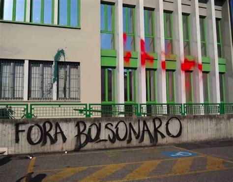 Prefeitura Na Itália é Pichada Em Protesto Contra Bolsonaro
