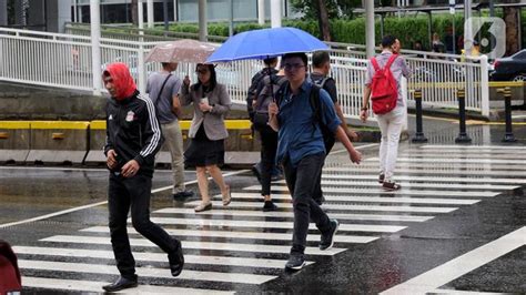 Siang hingga sore nanti, wilayah jakarta timur, pusat, barat, dan selatan diprediksi hujan dengan. Cuaca Hari Ini: Pagi, Jakarta Hujan Petir dan Angin Kencang - News Liputan6.com