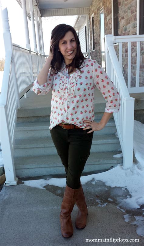 what i wore real mom style olive pants and floral top realmomstyle