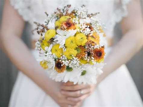 21 Daisy Wedding Bouquet Ideas For A Dreamy Arrangement