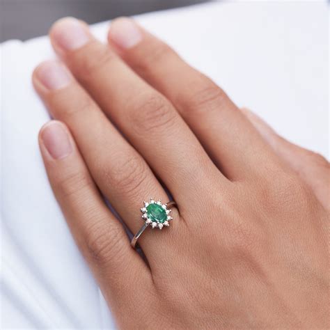 Emerald And Diamond Ring In White Gold KLENOTA