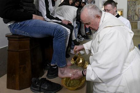 Papa Francesco Bacia I Piedi Ai Detenuti Per Il Gioved Santo Pino