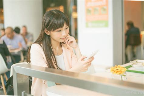 以下純綷是一段廢話 前陣子有些智障人士說香港電子支付市場落後，八達通更是元兇之一。 真心說句，華田認為八達通不單不落後，還顯得有點先進，其優點根本不是支付寶或 paywave 在現在甚至可見將來可以媲美 — 交易速度奇快、安全、查賬容易。 以上觀點在信用卡閑談(八) — 免簽. Jessica 與你分享手機 x 八達通 SIM 卡的一天生活 - UNWIRE.HK