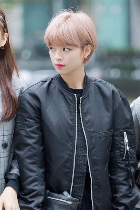 This faux hawk look with a fade haircut is just a perfect. TWICE - Yoo JungYeon 유정연 MuBank commute 151023 :: '공승연 동생 ...