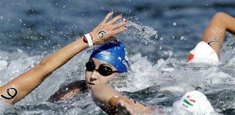 马拉松游泳法国女选手终点前把对手按下水 成绩被取消（图） 新华网