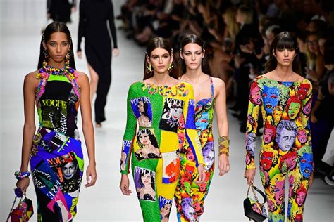 Una Cumbre De Musas En El último Desfile De Versace Infobae