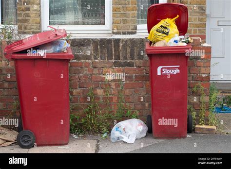 Slough Berkshire Uk 1st August 2023 Overflowing Bins And Rubbish