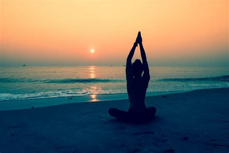 Yoga En La Playa Un Placer Para El Cuerpo Y La Mente