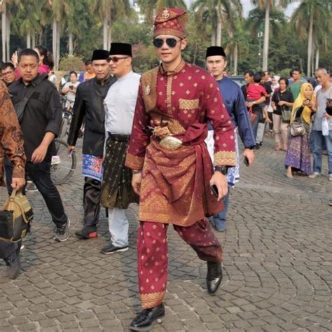 Jangan lalu diartikan lain, kata suyadi san yang juga pimpinan teater generasi medan. 6+ Pakaian Adat Riau (MACAM, NAMA, PENJELASAN, KEUNIKAN)