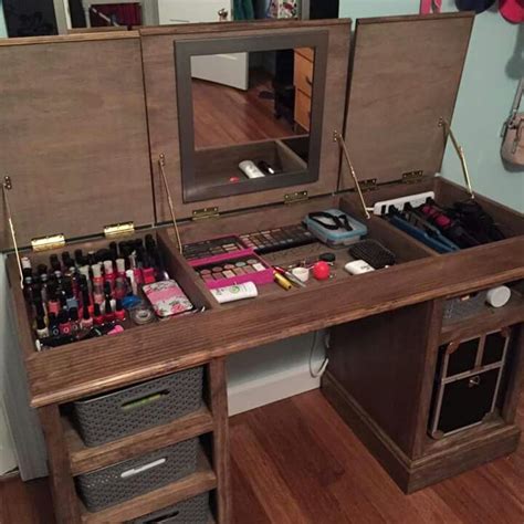 Unlike beer and wine, liquor rarely needs to be kept at a cold temperature before serving. This is awesome! I want one! | Liquor cabinet, Home decor ...