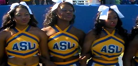 Hbcu Bt 1000 Cheerleading Squads Poundcake Each Other During Halftime