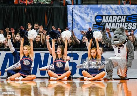 Gonzaga Cheerleaders Photos And Premium High Res Pictures Getty Images