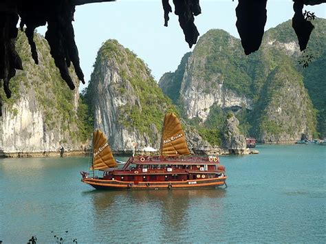 Vịnh hạ long) ist ein rund 1500 km² großes gebiet im golf von tonkin in der provinz quảng ninh im norden vietnams. Halong Bucht und seine Sehenswürdigkeiten