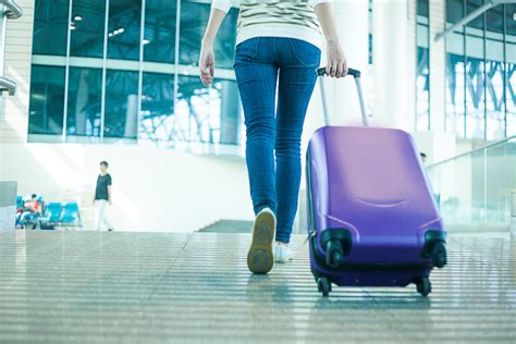 La Fille Sur Le Coffre A Bagages - 8 astuces pour faire sa valise lorsque l'on part pour 6 mois ou plus