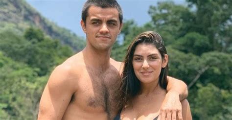 Felipe Simas se derrete pela esposa exibindo barrigão de biquíni em clique lindíssimo