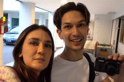 Tak mantan istri engku emran itu saja, ia juga sempat diperbincangkan tengah dekat dengan luna maya. Sikap Manja Luna Maya saat Belanja Bareng Dimas Beck ...