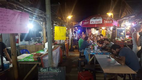 Local markets are generally a good place to find some great bargains on souvenirs and keepsakes. Night market in Thong Nai Pan Yai | Thailand Life
