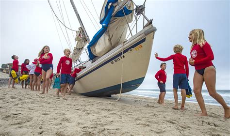 Boat washed ashore in San Clemente draws spectators – Orange County
