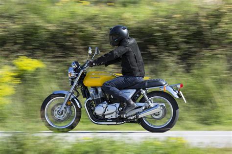 The ex's 18in wheels get fewer, longer wire spokes with better plating mated to smaller ally hubs and new dual bending valve showa model tested: Honda CB1100EX und CB1100RS 2017 Test - Testbericht