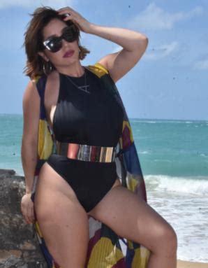 Andrea de Castro exhibe sus curvas en traje de baño