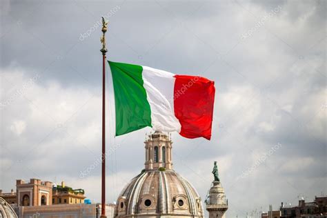 Bandera De Italia Y Paisaje Urbano De Roma 2023