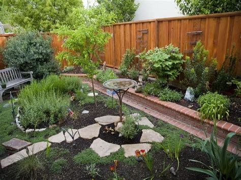 It is not only easy to install, but also gives a unique view in the backyard. Do It Yourself Simple Landscaping on Front | Small ...