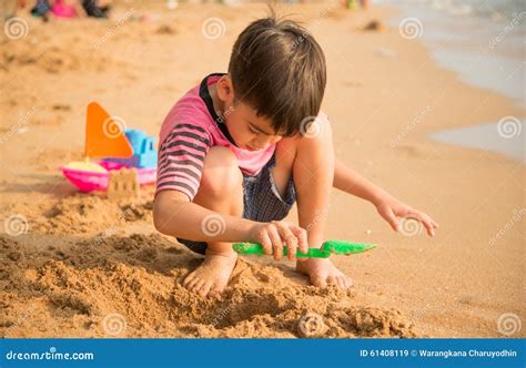 Ragazzino Che Gioca Sabbia Sull Estate Della Spiaggia Immagine Stock Immagine Di Svago Bello
