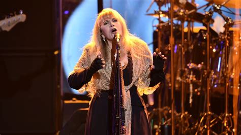 Stevie nicks was born in phoenix, arizona. Stevie Nicks sicher: Das Internet hat die Romantik ...