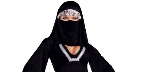 Un Costume De Burka Sexy Sème La Controverse