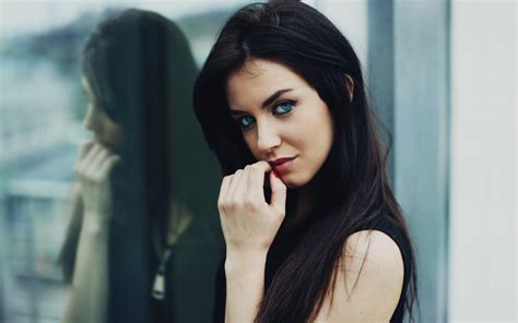 Wallpaper Face Women Model Long Hair Blue Eyes Brunette Looking At Viewer Reflection