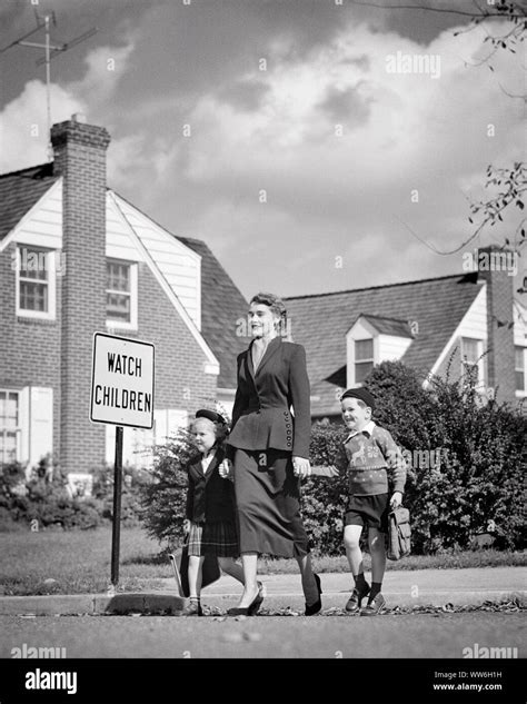 1940 1950 Mujer Sonriente Madre Vistiendo Traje De Caminar Dos Niños